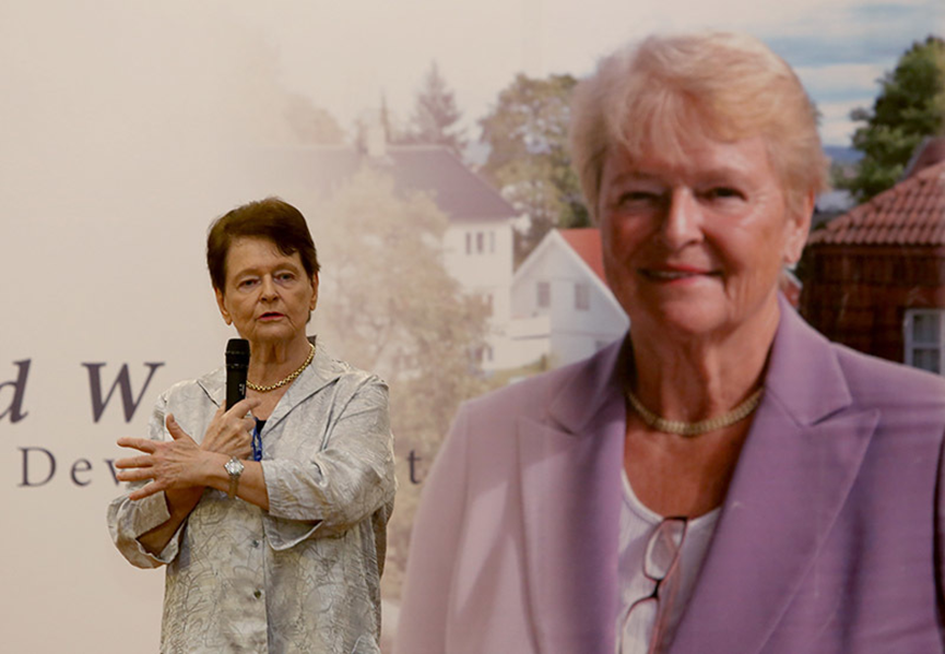 Raise the Torch for a sustainable future – Dr. Brundtland received an honorary doctorate from NCKU President Dr. Su