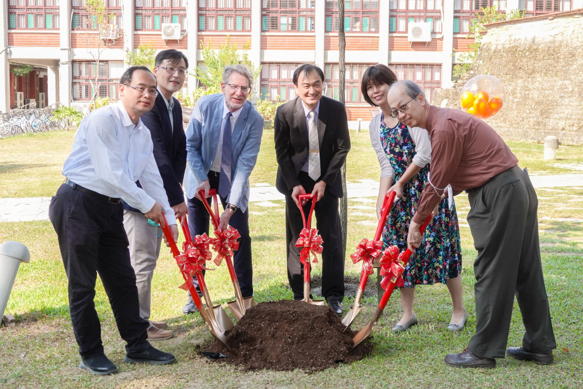 FSE And NCKU Hold a Tree-Planting Ceremony to Celebrate Friendship and Deepen Talent Exchange Between The US and Taiwan