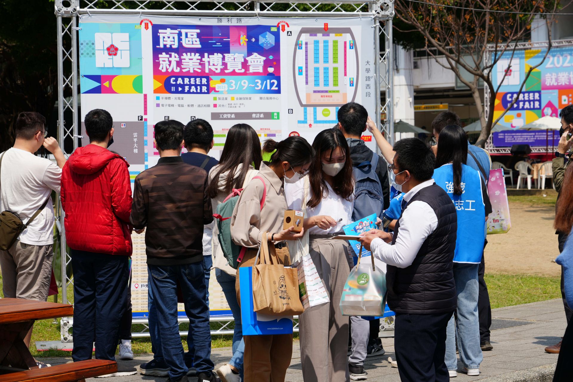 "2023 Career Fair in Southern Taiwan" at NCKU witnessed nearly 10000 people flocking in