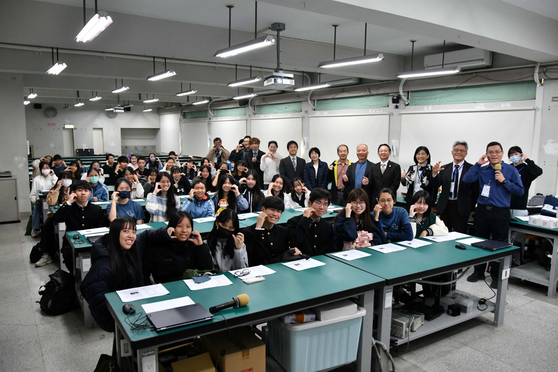 NCKU Science Education Center Joins NTGSHS and Japan Tatsuno High School for Physics and AI Experiments